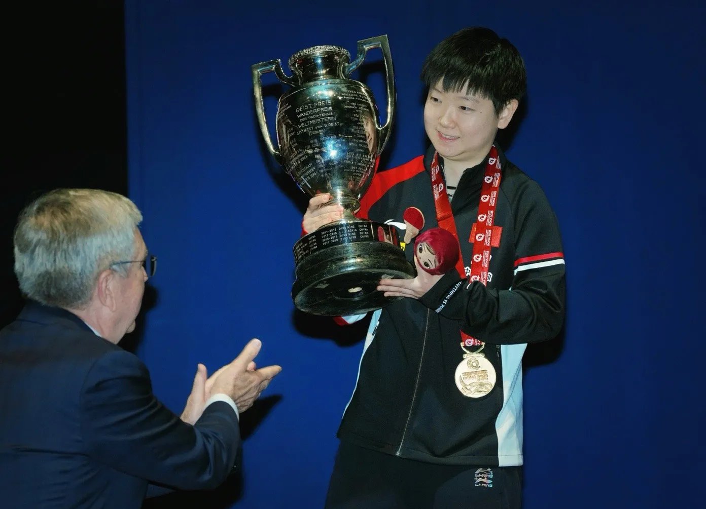 夺冠失利之间,运动员正义再次彰显 夺冠失利之间,运动员正义再次彰显