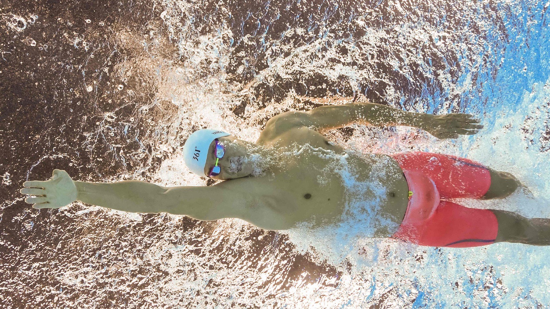 欧冠淘汰赛之夜，范戴克惊艳四座